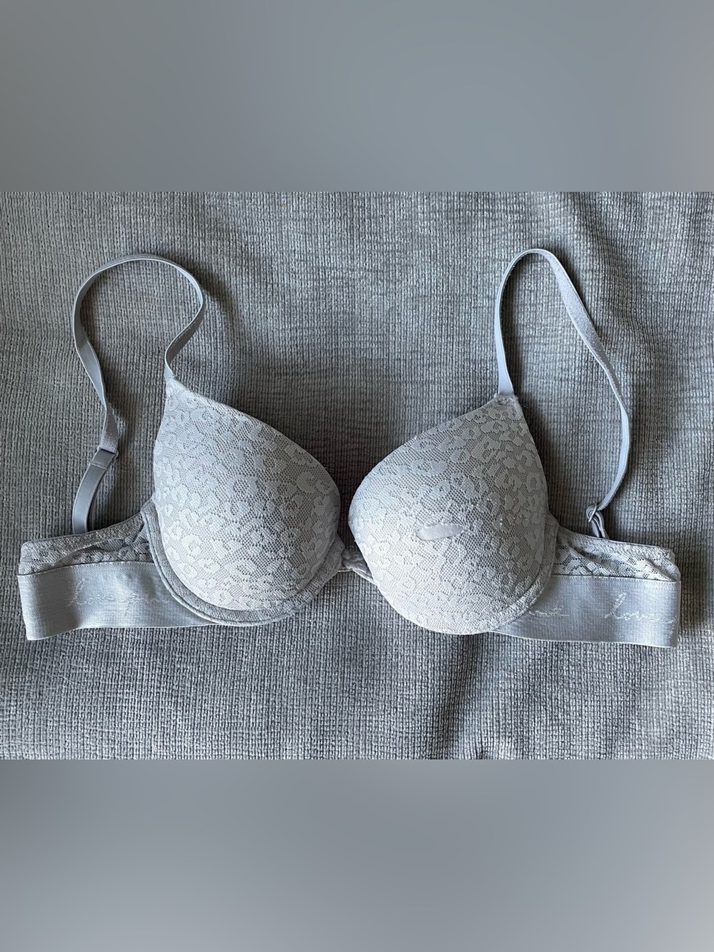 PINK Victoria's Secret Lace T-Shirt Bra - Light Silver Gray